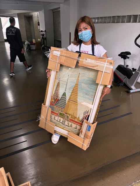 買い取った絵画を手にするブンビンさん