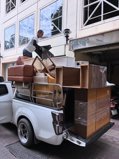 家電の箱や家具、日用品を荷台に積んだピックアップトラック